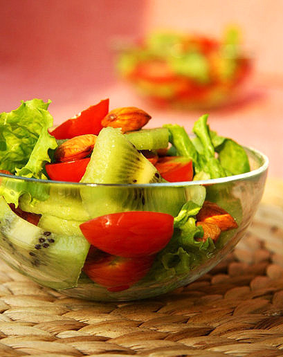Nếu chị em đã chán ăn rau củ luộc trong mỗi bữa cơm, món salad xanh mướt vừa ngon vừa bắt mắt này sẽ giúp bạn đổi vị mà chỉ tốn 5 phút chế biến! - Ảnh 1.