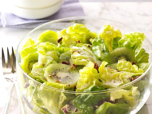 Nếu chị em đã chán ăn rau củ luộc trong mỗi bữa cơm, món salad xanh mướt vừa ngon vừa bắt mắt này sẽ giúp bạn đổi vị mà chỉ tốn 5 phút chế biến! - Ảnh 5.