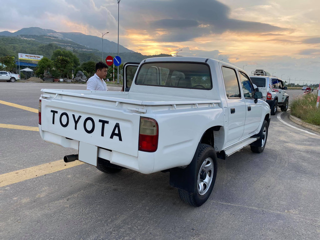 Toyota Hilux trong truyền thuyết bán giá ngang ngửa Honda SH sau 20 năm, CĐM đua nhau hỏi mua bằng được - Ảnh 2.