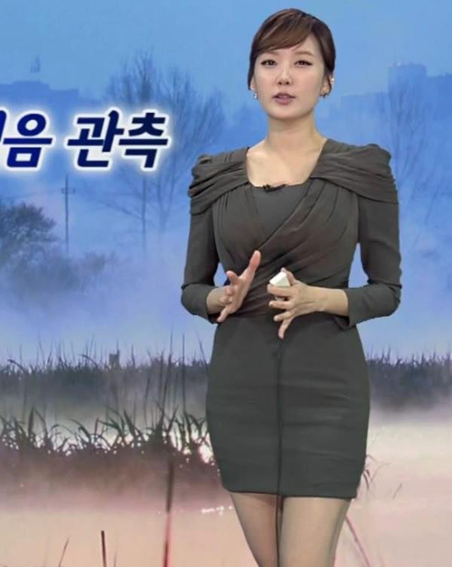 Để ý mới thấy thời trang của MC thời tiết Hàn Quốc và Việt Nam khác nhau một trời một vực luôn đấy - Ảnh 1.