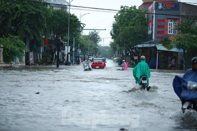 Mưa trắng trời, Quảng Ngãi nhiều nơi ngập sâu, một người bị nước cuốn mất tích - Ảnh 4.