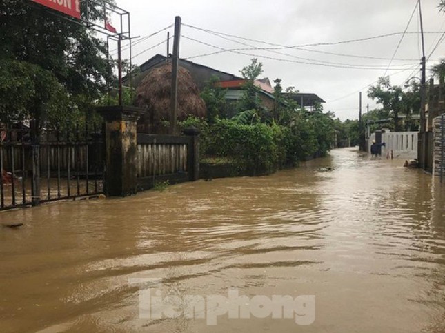 Mưa trắng trời, Quảng Ngãi nhiều nơi ngập sâu, một người bị nước cuốn mất tích - Ảnh 6.