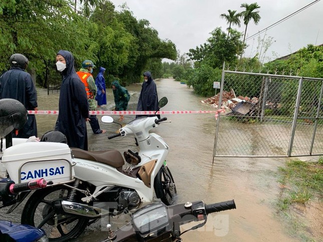 Mưa trắng trời, Quảng Ngãi nhiều nơi ngập sâu, một người bị nước cuốn mất tích - Ảnh 7.