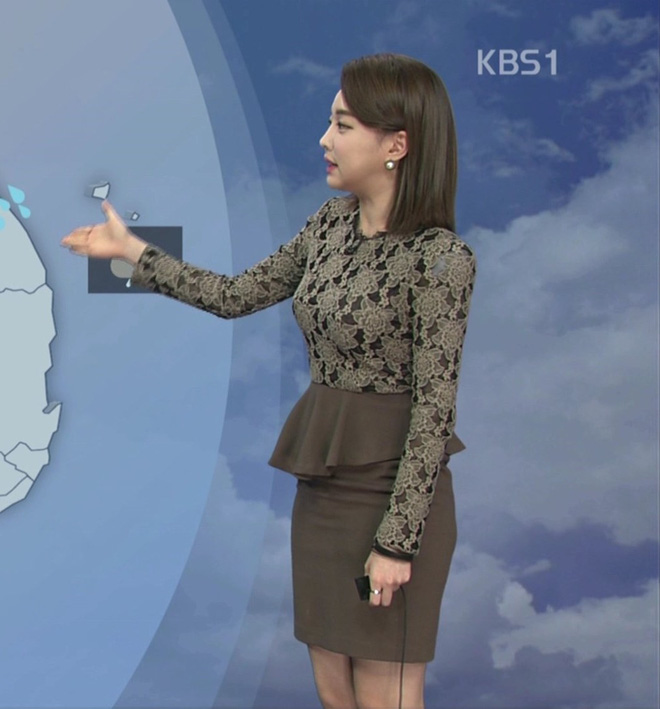 Để ý mới thấy thời trang của MC thời tiết Hàn Quốc và Việt Nam khác nhau một trời một vực luôn đấy - Ảnh 4.