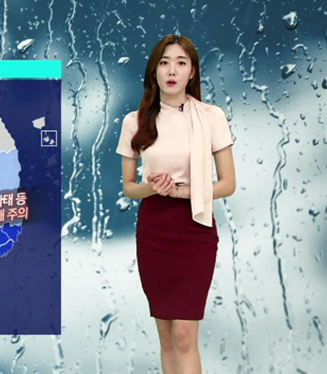 Để ý mới thấy thời trang của MC thời tiết Hàn Quốc và Việt Nam khác nhau một trời một vực luôn đấy - Ảnh 10.