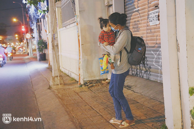 Vợ mất vì Covid-19, chồng cùng 3 đứa con nhỏ đi lượm ve chai ở Sài Gòn: “Con thích đến trường học chữ lắm...” - Ảnh 10.