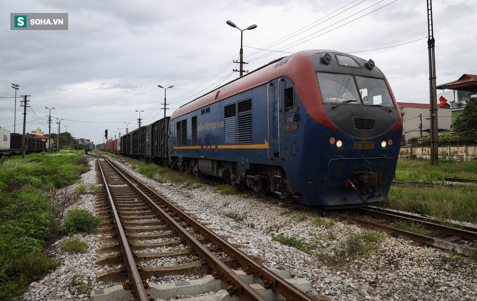 Cận cảnh đoàn tàu đường sắt chở container chạy thẳng từ Việt Nam đi châu Âu - Ảnh 1.