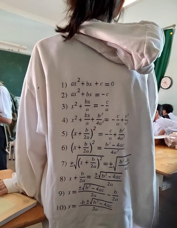 Nữ sinh mặc chiếc áo in họa tiết kỳ lạ, cô giáo nhìn thấy trong giờ kiểm tra chắc mời ra khỏi lớp ngay lập tức - Ảnh 1.