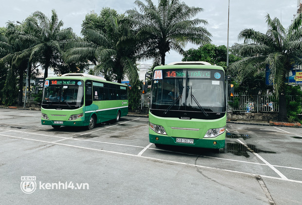 Hôm nay người Sài Gòn đã được đi xe buýt trở lại nhưng trên xe chỉ... 1,2 người: Mấy tháng qua ở nhà buồn chán lắm, được đi làm lại là vui rồi - Ảnh 1.