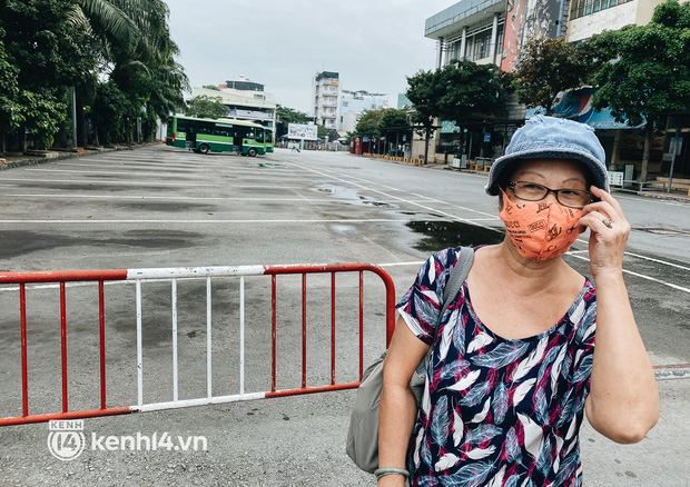 Hôm nay người Sài Gòn đã được đi xe buýt trở lại nhưng trên xe chỉ... 1,2 người: Mấy tháng qua ở nhà buồn chán lắm, được đi làm lại là vui rồi - Ảnh 2.