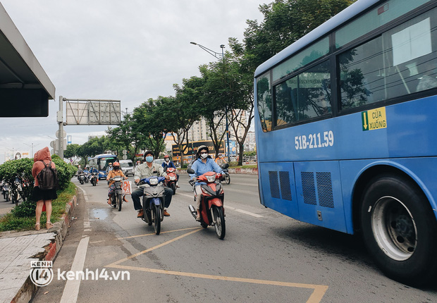 Hôm nay người Sài Gòn đã được đi xe buýt trở lại nhưng trên xe chỉ... 1,2 người: Mấy tháng qua ở nhà buồn chán lắm, được đi làm lại là vui rồi - Ảnh 13.