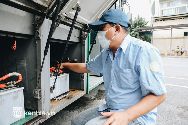 Hôm nay người Sài Gòn đã được đi xe buýt trở lại nhưng trên xe chỉ... 1,2 người: Mấy tháng qua ở nhà buồn chán lắm, được đi làm lại là vui rồi - Ảnh 3.