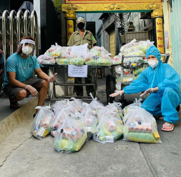 Việt Hương nhận món quà bất ngờ khi trở về nhà từ Mỹ, nói về khoảng thời gian đồng nghiệp liên tục qua đời - Ảnh 3.