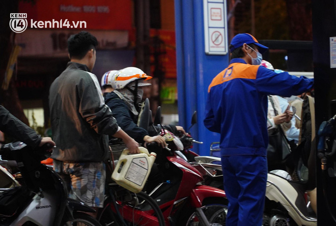 Hàng loạt cây xăng ở Hà Nội “thất thủ” vì dự đoán giá xăng tăng, người dân rồng rắn mang theo cả can đi mua - Ảnh 3.