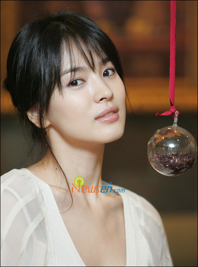 Vì sao Song Hye Kyo được tôn là đại mỹ nhân? Nhìn chùm ảnh 2 thập kỷ góc nghiêng bất biến và bộ phận chấp ảnh nhòe này đi! - Ảnh 4.