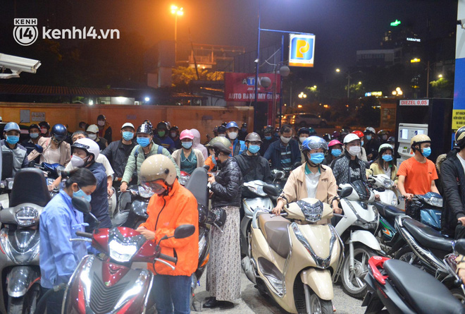 Hàng loạt cây xăng ở Hà Nội “thất thủ” vì dự đoán giá xăng tăng, người dân rồng rắn mang theo cả can đi mua - Ảnh 4.