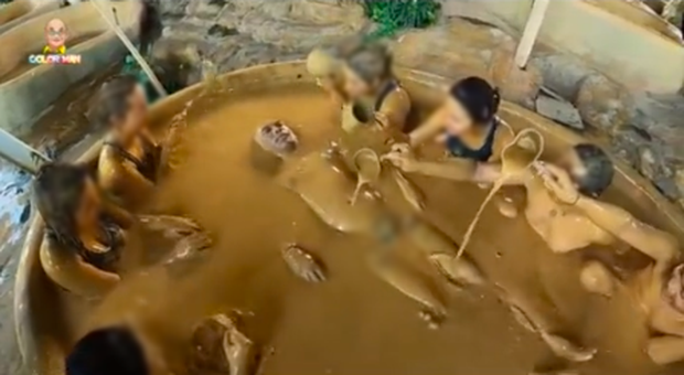 Rộ lại vlog “ông trùm” Điền Quân tắm bùn giữa dàn nhân viên nữ, cuối clip có một hành động “hưởng thụ” gây sốc - Ảnh 5.