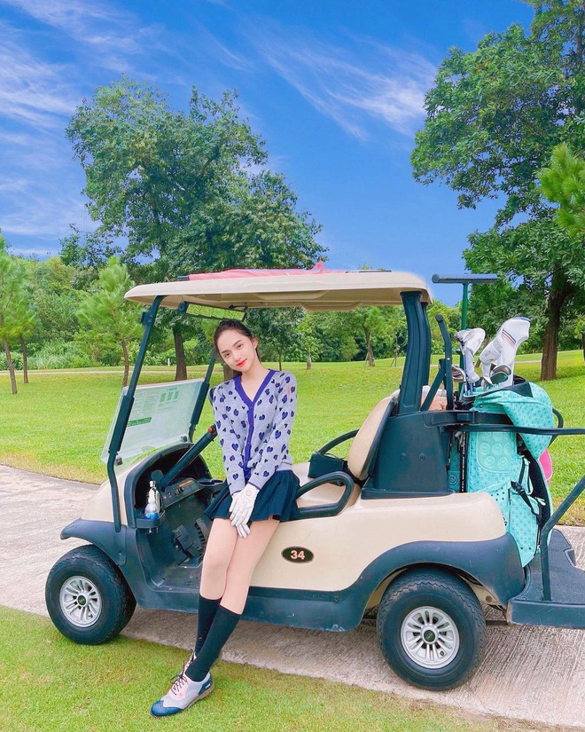 Hương Giang tích cực hoạt động MXH hậu comeback: Liên tục khoe ảnh tại sân golf, phong cách dạo này dịu dàng hẳn ra - Ảnh 5.