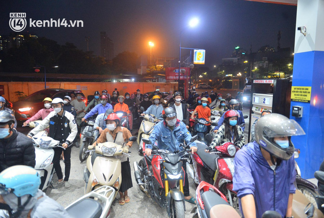 Hàng loạt cây xăng ở Hà Nội “thất thủ” vì dự đoán giá xăng tăng, người dân rồng rắn mang theo cả can đi mua - Ảnh 5.