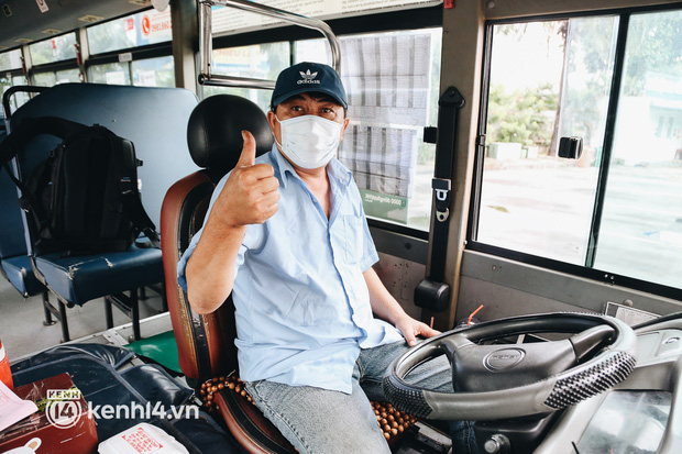 Hôm nay người Sài Gòn đã được đi xe buýt trở lại nhưng trên xe chỉ... 1,2 người: Mấy tháng qua ở nhà buồn chán lắm, được đi làm lại là vui rồi - Ảnh 6.