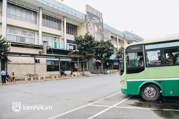 Hôm nay người Sài Gòn đã được đi xe buýt trở lại nhưng trên xe chỉ... 1,2 người: Mấy tháng qua ở nhà buồn chán lắm, được đi làm lại là vui rồi - Ảnh 9.