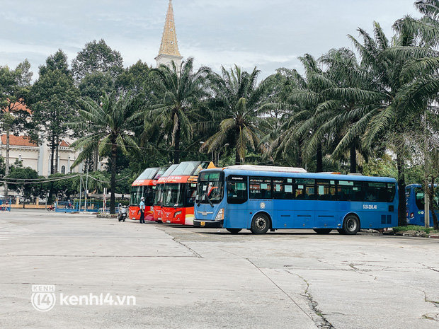 Hôm nay người Sài Gòn đã được đi xe buýt trở lại nhưng trên xe chỉ... 1,2 người: Mấy tháng qua ở nhà buồn chán lắm, được đi làm lại là vui rồi - Ảnh 10.