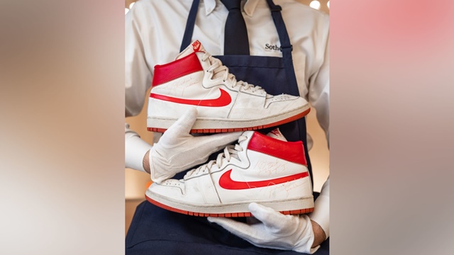 Bỏ hơn 1 triệu USD mua đôi giày Nike cũ - Ảnh 1.