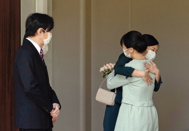 Hôn phu của Công chúa Nhật Bản xuất hiện lịch lãm trong ngày cưới, rời nhà đi gặp cô dâu, netizen tinh mắt soi ra chi tiết đặc biệt trên tay - Ảnh 7.
