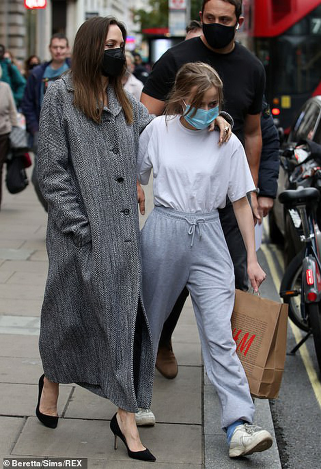 Angelina Jolie và ái nữ đi mua sắm thôi cũng náo loạn khu phố, biểu cảm sợ sệt hoảng loạn của sao nhí Maleficent gây lo lắng - Ảnh 6.