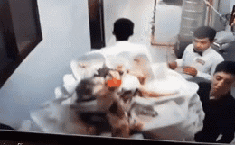 Nhân viên nhà hàng 'làm màu' bê cả tá bát đĩa cùng một lúc, 3 giây sau thảm họa xảy ra, xem cảnh này sếp không cho nghỉ việc mới lạ