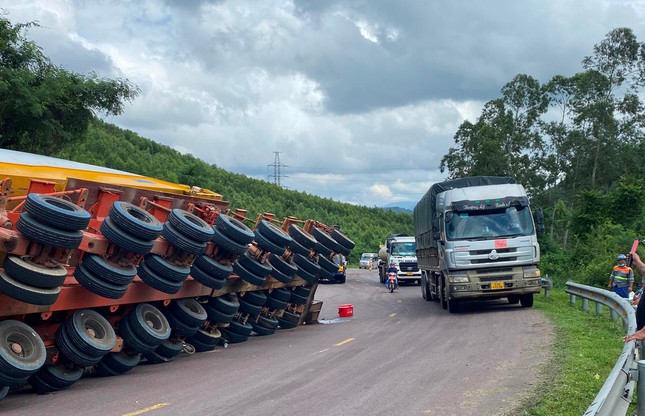 Xe siêu trường siêu trọng bị lật trên đèo An Khê - Ảnh 1.