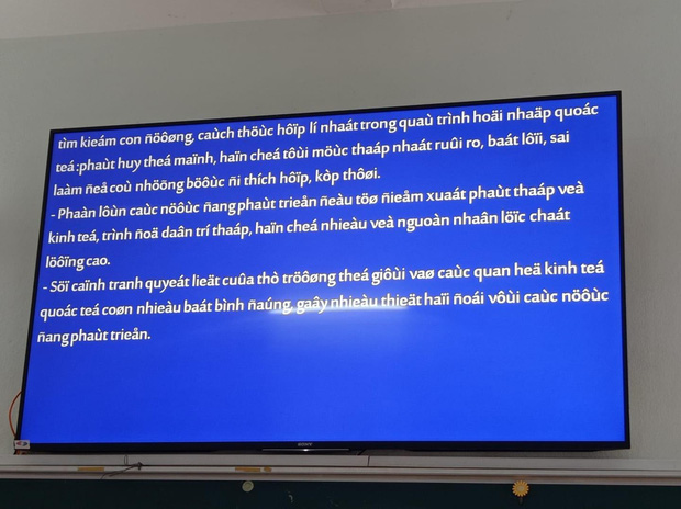 Cô giáo giảng bài bị lỗi font chữ, tưởng sẽ quê, ai ngờ nhanh trí nói 1 câu làm tụi học trò không dám cãi - Ảnh 1.