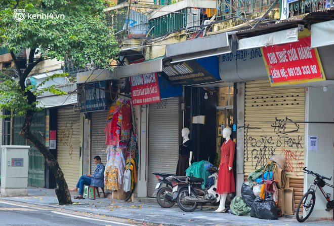Ảnh: Nhiều cửa hàng ở con phố sầm uất nhất Hà Nội vẫn ngủ đông, có nơi thành khu tập kết phế liệu - Ảnh 12.
