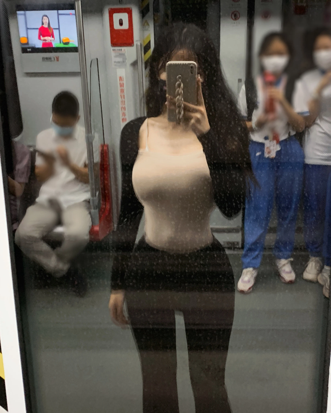 Cô gái “đổi đời” nhờ thói quen chụp ảnh ở tàu điện ngầm, soi kỹ thứ trong gương sẽ thấy điều ai cũng đang thèm khát - Ảnh 3.