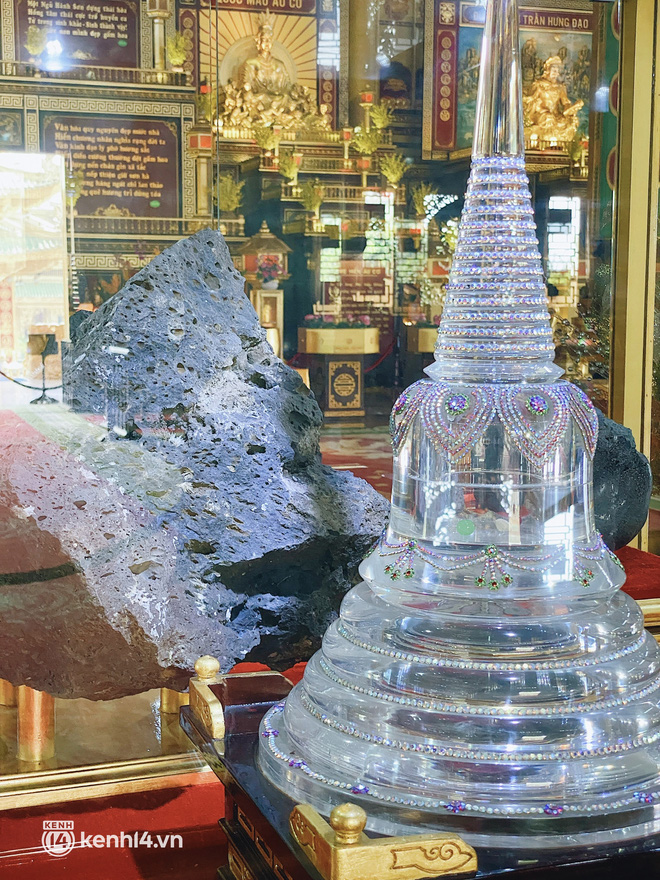 2 báu vật của ông Dũng Lò Vôi : Đặt vào tủ kính trang trọng giữa Kim Điện Đại Nam - Ảnh 1.