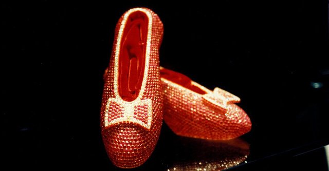 9 đôi giày đắt nhất thế giới được hội siêu giàu tán thưởng: Đôi nạm kim cương, dát vàng nguyên khối, đôi gây lóa mắt vì đính mảnh thiên thạch từ thế kỉ 16 - Ảnh 7.