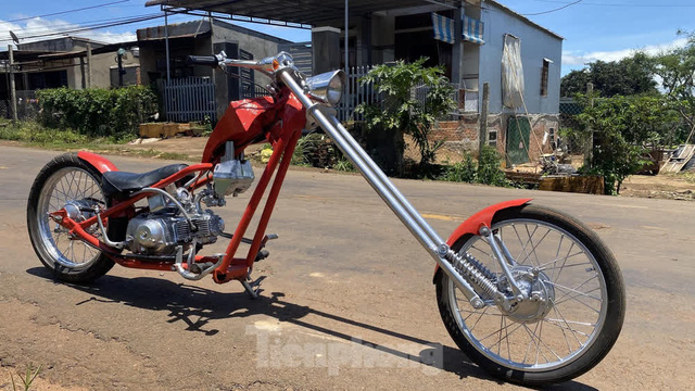 Phục chế Honda Super Cub thành mô tô kiểu dáng Chopper bụi bặm - Ảnh 2.