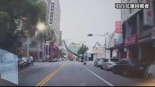 Video: Khách sạn 7 tầng bất ngờ đổ sập xuống chỉ trong vài giây, người đi đường đứng tim nhìn Tử thần ngay trước mắt - Ảnh 2.
