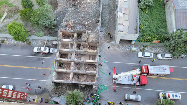 Video: Khách sạn 7 tầng bất ngờ đổ sập xuống chỉ trong vài giây, người đi đường đứng tim nhìn Tử thần ngay trước mắt - Ảnh 3.