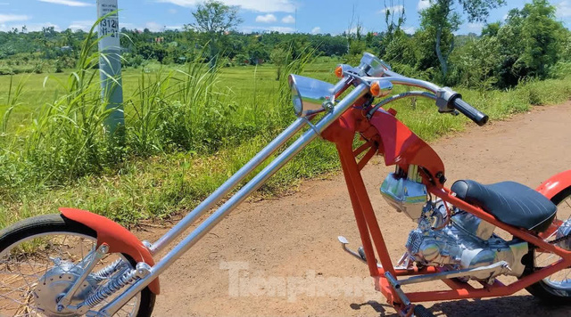 Phục chế Honda Super Cub thành mô tô kiểu dáng Chopper bụi bặm - Ảnh 7.