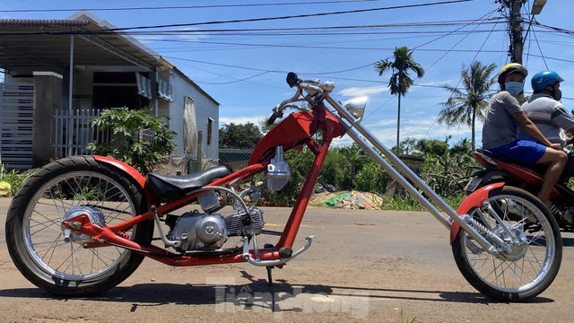 Phục chế Honda Super Cub thành mô tô kiểu dáng Chopper bụi bặm - Ảnh 8.