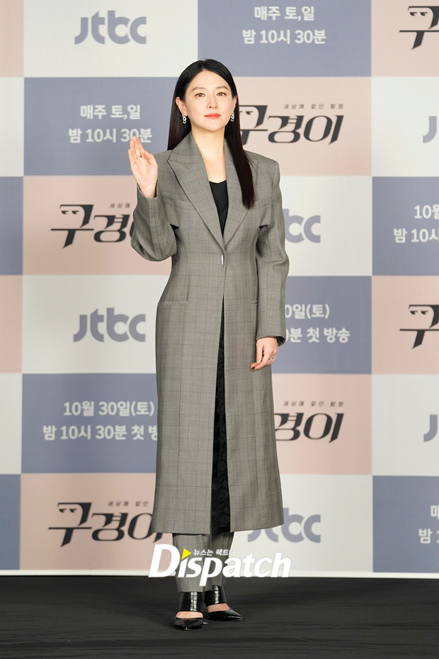 “Dae Jang Geum” Lee Young Ae lâu lắm mới dự sự kiện: Visual tuổi 50 của quốc bảo nhan sắc đè bẹp “vương hậu” khoe chân dài - Ảnh 3.