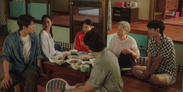 Chẳng ai ngờ: Đạo diễn tung clip chứa bằng chứng quan trọng “bóc” thái độ thật của Kim Seon Ho với ekip Hometown Cha-Cha-Cha   - Ảnh 4.