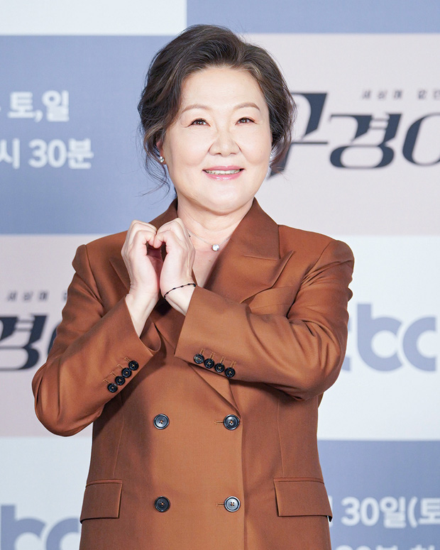 “Dae Jang Geum” Lee Young Ae lâu lắm mới dự sự kiện: Visual tuổi 50 của quốc bảo nhan sắc đè bẹp “vương hậu” khoe chân dài - Ảnh 6.