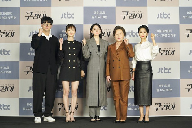 “Dae Jang Geum” Lee Young Ae lâu lắm mới dự sự kiện: Visual tuổi 50 của quốc bảo nhan sắc đè bẹp “vương hậu” khoe chân dài - Ảnh 9.