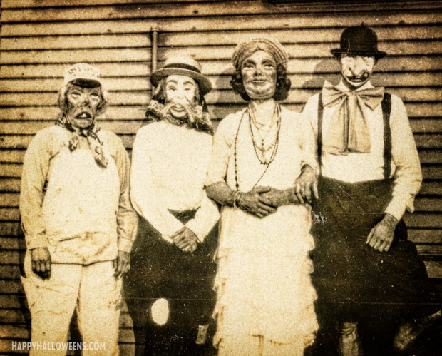 Lễ hội ma quỷ Halloween 100 năm trước trông thế nào, ngắm loạt ảnh cũ này chắc chắn bạn sẽ ngỡ ngàng vì quá khác bây giờ - Ảnh 3.