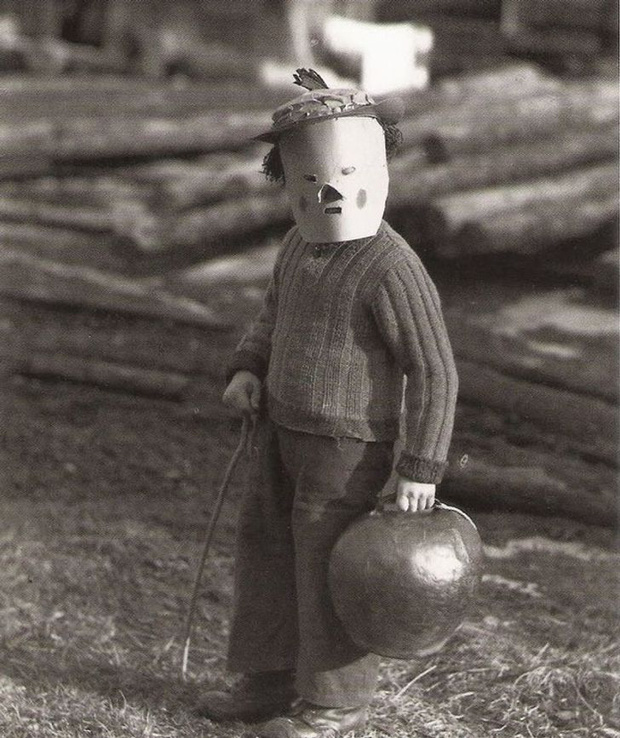 Lễ hội ma quỷ Halloween 100 năm trước trông thế nào, ngắm loạt ảnh cũ này chắc chắn bạn sẽ ngỡ ngàng vì quá khác bây giờ - Ảnh 10.