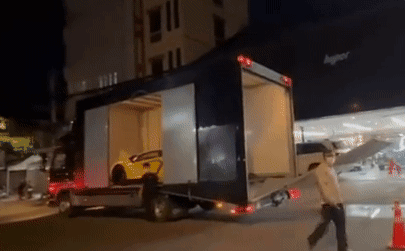Doanh nhân bán xe tại Sài Gòn chi tiền tỷ sắm 'Mẹc' chuyên chở siêu xe, đưa Lamborghini Aventador vào đúng chuẩn showroom di động