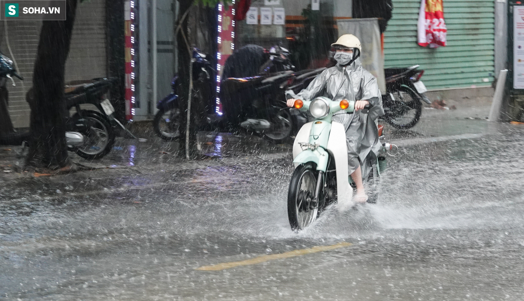 Hà Nội: Ùn tắc khủng khiếp ở hàng loạt tuyến phố sau cơn mưa cuối chiều - Ảnh 1.