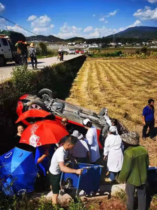 Cbiz đón tin sốc: Mỹ nhân đình đám gặp tai nạn nghiêm trọng suýt chết, phải khâu 54 mũi, ảnh hiện trường được công bố - Ảnh 2.